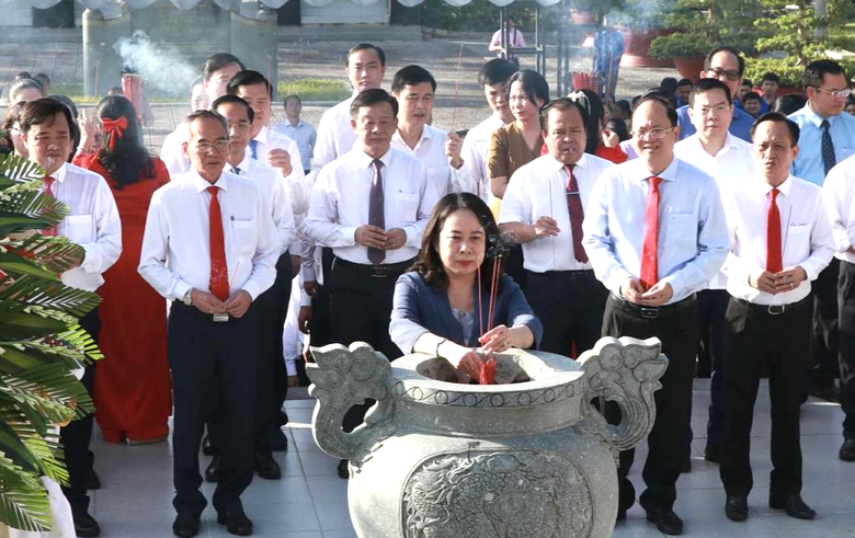 Ph&oacute; Chủ tịch nước V&otilde; Thị &Aacute;nh Xu&acirc;n thăm Mẹ Việt Nam anh h&ugrave;ng, thương binh tại C&agrave; Mau- Ảnh 1.