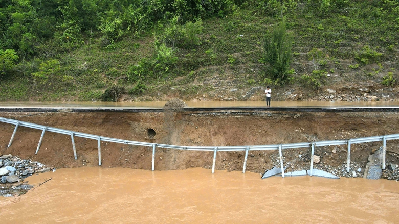 Nghệ An: Nhiều đoạn tr&ecirc;n quốc lộ 7 sạt lở nghi&ecirc;m trọng sau mưa lũ- Ảnh 5.