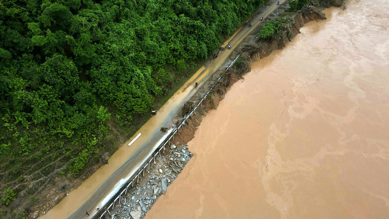 Nghệ An: Nhiều đoạn tr&ecirc;n quốc lộ 7 sạt lở nghi&ecirc;m trọng sau mưa lũ- Ảnh 1.