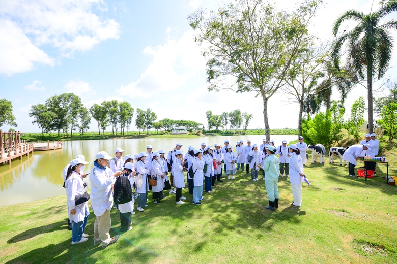 "Ch&uacute;ng ta c&oacute; thể sẵn s&agrave;ng về mọi nguồn lực, từ t&agrave;i ch&iacute;nh cho đến nh&acirc;n lực, quỹ đất, nhưng nếu kh&ocirc;ng t&igrave;m được c&aacute;ch để "mở kh&oacute;a" được thi&ecirc;n nhi&ecirc;n th&igrave; kh&ocirc;ng thể l&agrave;m n&ocirc;ng nghiệp một c&aacute;ch bền vững", đại diện Vinamilk chia sẻ khi mở đầu chuyến đi đến trang trại Green Farm T&acirc;y Ninh của đo&agrave;n hơn 30 chuy&ecirc;n gia v&agrave; nh&acirc;n sự đang l&agrave;m việc trong lĩnh vực ph&aacute;t triển bền vững tại nhiều doanh nghiệp, đơn vị h&agrave;ng đầu tại Việt Nam.  Đ&acirc;y l&agrave; hoạt động của chương tr&igrave;nh Sustainability Connect Trip & Talk do Hội đồng doanh nghiệp v&igrave; sự ph&aacute;t triển bền vững Việt Nam thuộc Li&ecirc;n đo&agrave;n Thương mại v&agrave; C&ocirc;ng nghiệp Việt Nam (VBCSD-VCCI) tổ chức, với chủ đề truyền cảm hứng: "Mở kh&oacute;a tự nhi&ecirc;n, ph&aacute;t triển bền vững".