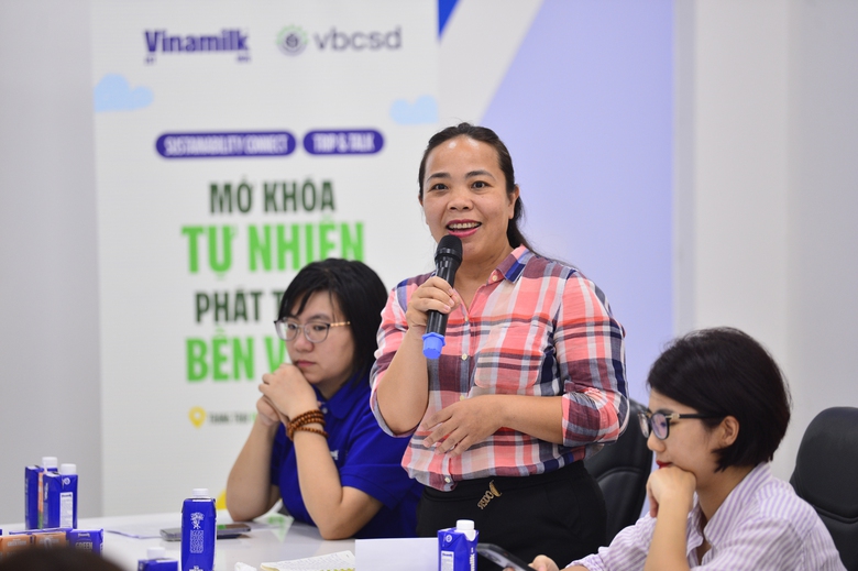 Chất thải gia s&uacute;c vốn l&agrave; vấn đề nhức nhối của mọi m&ocirc; h&igrave;nh chăn nu&ocirc;i nay trở th&agrave;nh "v&agrave;ng đen" để cải tạo đất. Đưa ch&uacute;ng t&ocirc;i đến gần chiếc xe chở ph&acirc;n b&oacute;n hữu cơ đ&atilde; qua xử l&yacute;, anh Minh bốc một nắm ph&acirc;n b&ograve; đ&atilde; ủ &iacute;t nhất 15 ng&agrave;y v&agrave; mời mọi người tận tay kiểm chứng ph&acirc;n ho&agrave;n to&agrave;n kh&ocirc; r&aacute;o, kh&ocirc;ng c&ograve;n m&ugrave;i kh&oacute; chịu. Một v&ograve;ng tuần ho&agrave;n đất đ&atilde; dần được h&igrave;nh th&agrave;nh v&agrave; sắp tới đ&acirc;y doanh nghiệp c&ograve;n đưa v&agrave;o phần mềm để đ&aacute;nh gi&aacute; sức khỏe đất.