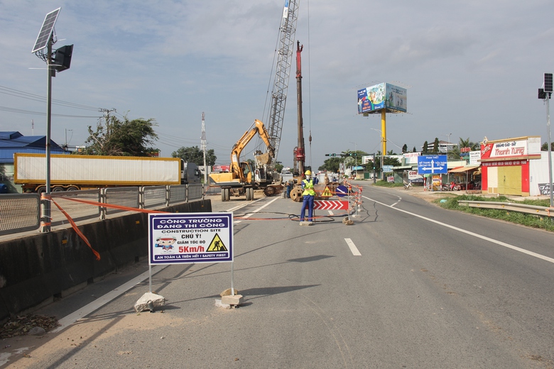 Cầu vượt n&uacute;t giao cao tốc Phan Thiết - Dầu Gi&acirc;y đang thi c&ocirc;ng, t&agrave;i xế cần lưu &yacute; g&igrave;?- Ảnh 3.