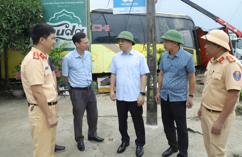 Ủy ban ATGT Quốc gia yêu cầu làm rõ trách nhiệm nhà xe vụ lật xe khách ở Hà Tĩnh- Ảnh 1. Ủy ban ATGT Quốc gia yêu cầu làm rõ trách nhiệm nhà xe vụ lật xe khách ở Hà Tĩnh- Ảnh 1.