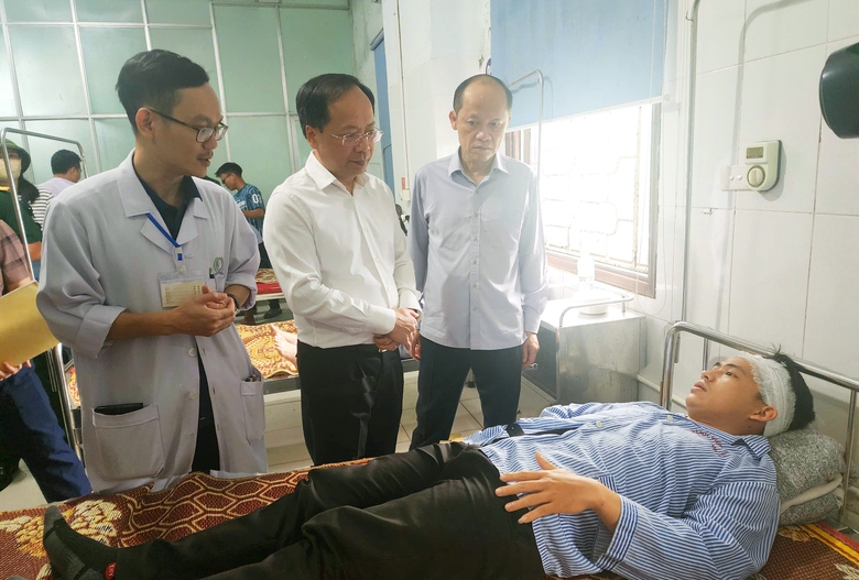 B&iacute; thư Tỉnh ủy H&agrave; Tĩnh thăm hỏi, hỗ trợ c&aacute;c nạn nh&acirc;n vụ tai nạn đặc biệt nghi&ecirc;m trọng- Ảnh 1.