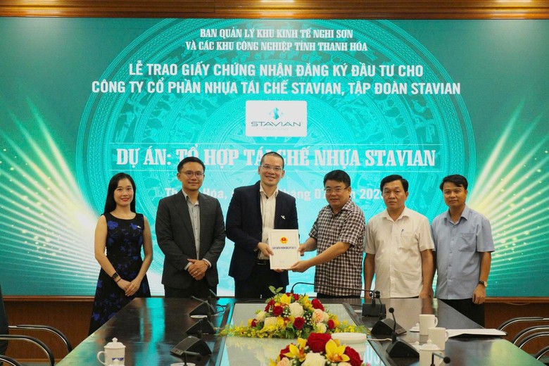 Thanh H&oacute;a cấp chứng nhận đăng k&yacute; đầu tư dự &aacute;n Tổ hợp t&aacute;i chế nhựa Stavian tại KKT Nghi Sơn- Ảnh 1.