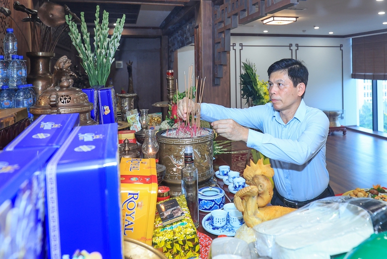 L&atilde;nh đạo Bộ X&acirc;y dựng d&acirc;ng hương tưởng niệm, tri &acirc;n c&aacute;c anh h&ugrave;ng liệt sĩ- Ảnh 1.