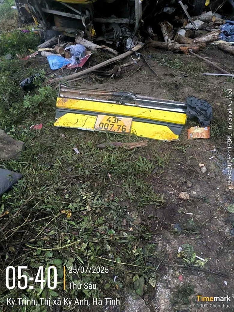 Hiện trường &aacute;m ảnh vụ xe kh&aacute;ch lật nh&agrave;o ở H&agrave; Tĩnh, 10 người tử vong- Ảnh 8.