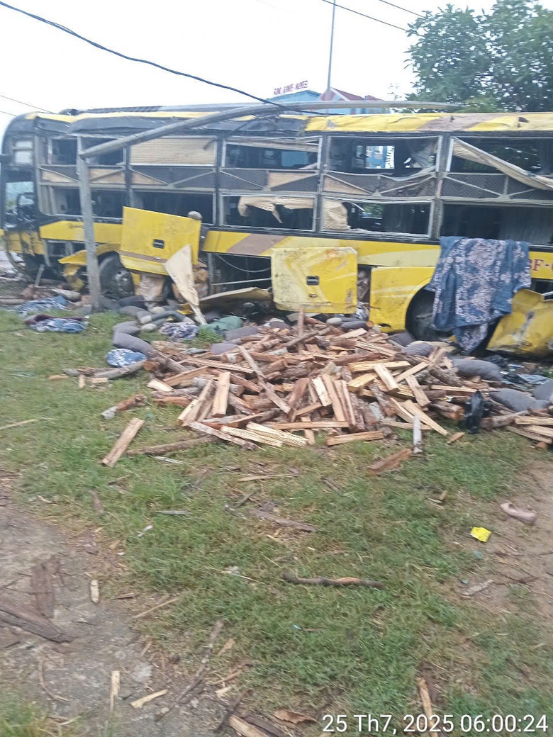 Hiện trường &aacute;m ảnh vụ xe kh&aacute;ch lật nh&agrave;o ở H&agrave; Tĩnh, 10 người tử vong- Ảnh 9.