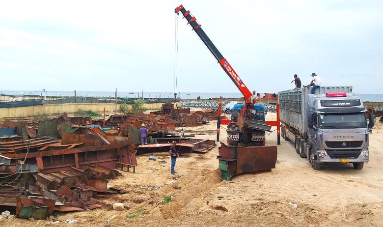 Video: Cận cảnh phá dỡ con tàu 4.500 tấn trên biển Mũi Dinh- Ảnh 2.