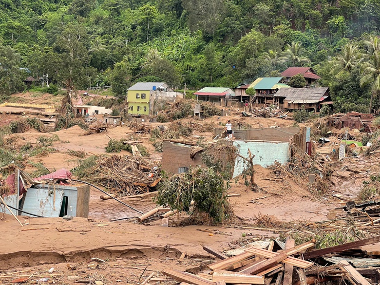 Nghệ An: Xuất hiện vết nứt trên núi, hàng chục hộ dân sơ tán khẩn- Ảnh 3. Nghệ An: Xuất hiện vết nứt trên núi, hàng chục hộ dân sơ tán khẩn- Ảnh 3.