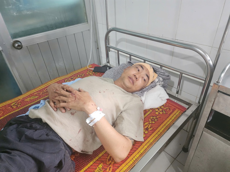 Nạn nh&acirc;n vụ lật xe kh&aacute;ch 10 người chết: "Khi tỉnh dậy, t&ocirc;i thấy xe đ&atilde; đ&egrave; l&ecirc;n vợ"- Ảnh 1.