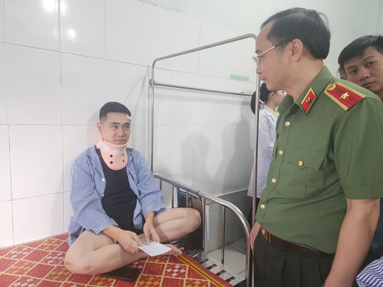 B&iacute; thư Tỉnh ủy H&agrave; Tĩnh thăm hỏi, hỗ trợ c&aacute;c nạn nh&acirc;n vụ tai nạn đặc biệt nghi&ecirc;m trọng- Ảnh 2.