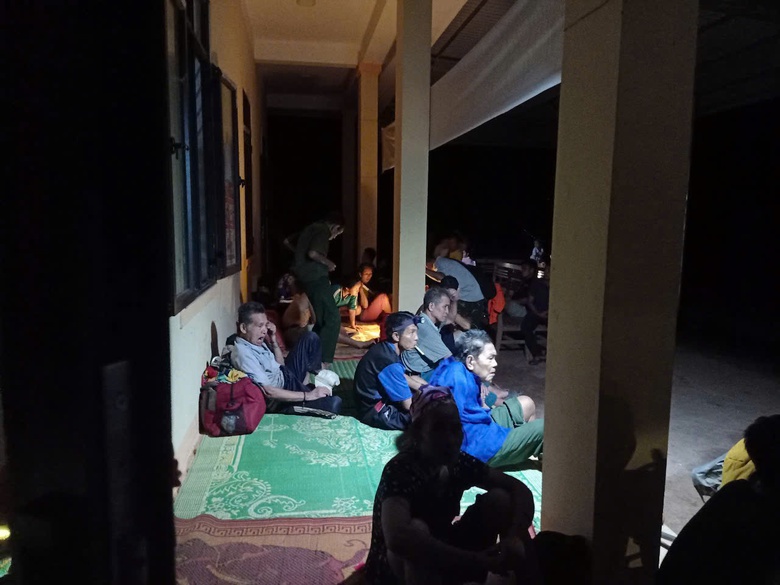 Nghệ An: Xuất hiện vết nứt trên núi, hàng chục hộ dân sơ tán khẩn- Ảnh 2. Nghệ An: Xuất hiện vết nứt trên núi, hàng chục hộ dân sơ tán khẩn- Ảnh 2.