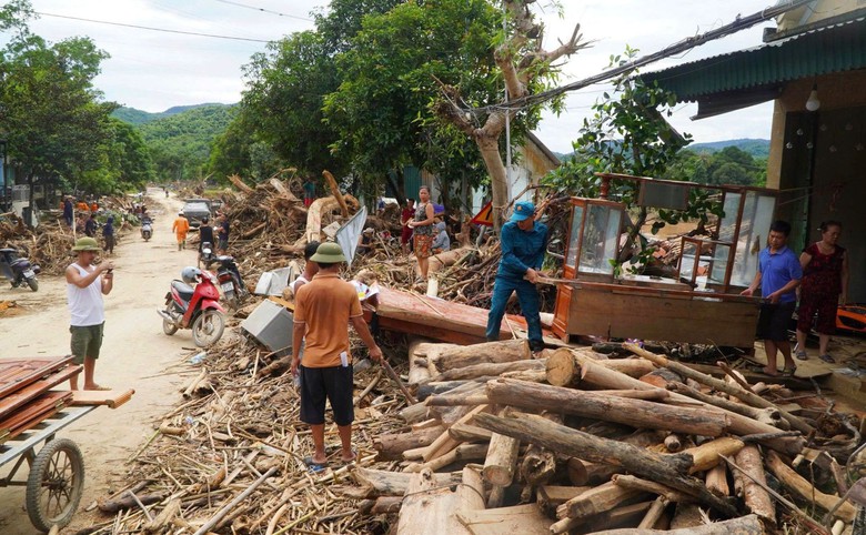 Nghệ An: "Rốn lũ" Tương Dương ngổn ngang sau cơn lũ lịch sử- Ảnh 2.