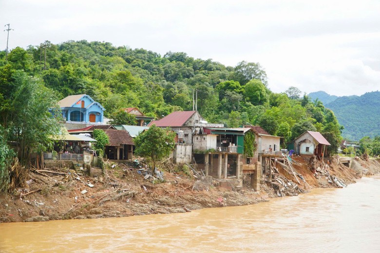 Nghệ An: "Rốn lũ" Tương Dương ngổn ngang sau cơn lũ lịch sử- Ảnh 14.