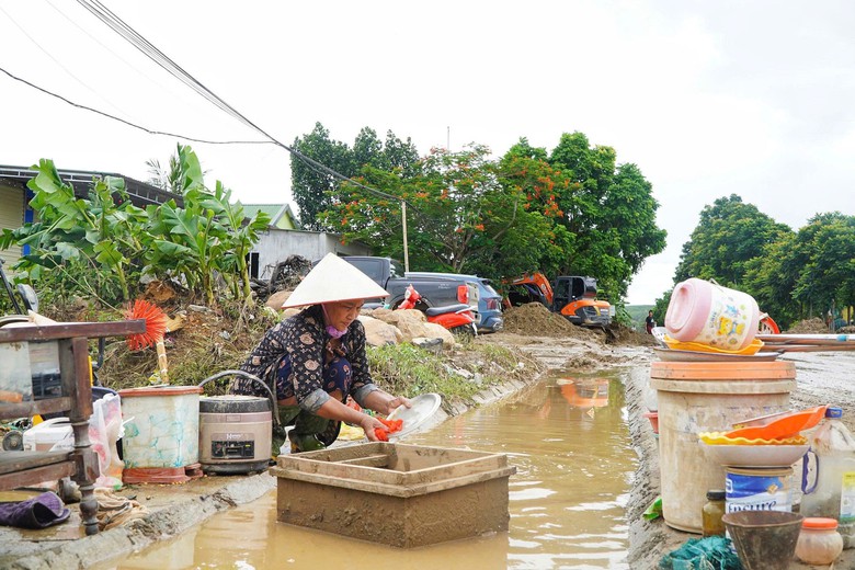 Nghệ An: "Rốn lũ" Tương Dương ngổn ngang sau cơn lũ lịch sử- Ảnh 10.