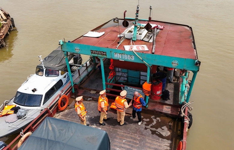 CSGT tổng kiểm tra xe kinh doanh vận tải, t&agrave;u thuyền tr&ecirc;n to&agrave;n quốc trong một th&aacute;ng- Ảnh 2.