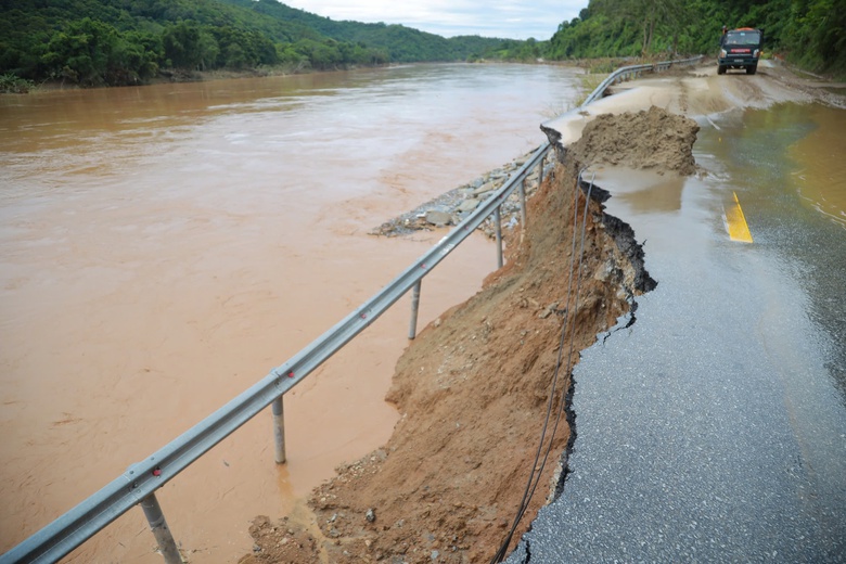Nghệ An: Nhiều đoạn tr&ecirc;n quốc lộ 7 sạt lở nghi&ecirc;m trọng sau mưa lũ- Ảnh 9.