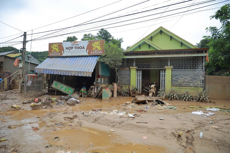 Nghệ An: "Rốn lũ" Tương Dương ngổn ngang sau cơn lũ lịch sử- Ảnh 5.