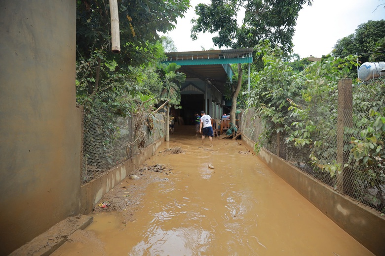 Nghệ An: "Rốn lũ" Tương Dương ngổn ngang sau cơn lũ lịch sử- Ảnh 4.