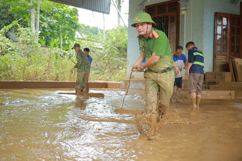 Nghệ An: "Rốn lũ" Tương Dương ngổn ngang sau cơn lũ lịch sử- Ảnh 13.