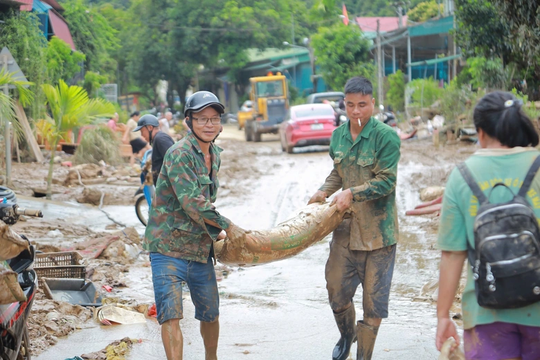 Nghệ An: "Rốn lũ" Tương Dương ngổn ngang sau cơn lũ lịch sử- Ảnh 8.