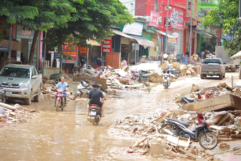 Nghệ An: "Rốn lũ" Tương Dương ngổn ngang sau cơn lũ lịch sử- Ảnh 1.
