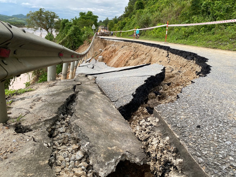 Nghệ An: Nhiều đoạn tr&ecirc;n quốc lộ 7 sạt lở nghi&ecirc;m trọng sau mưa lũ- Ảnh 3.