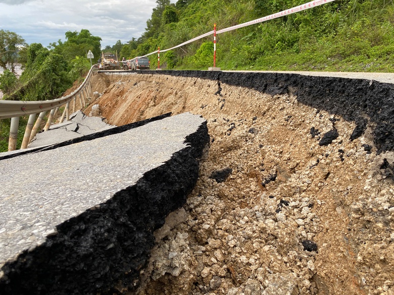 Nghệ An: Nhiều đoạn tr&ecirc;n quốc lộ 7 sạt lở nghi&ecirc;m trọng sau mưa lũ- Ảnh 4.