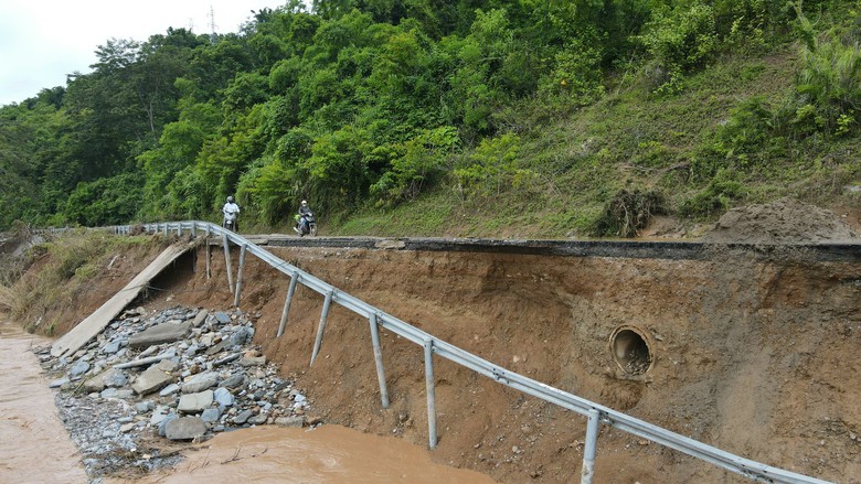 Nghệ An: Nhiều đoạn tr&ecirc;n quốc lộ 7 sạt lở nghi&ecirc;m trọng sau mưa lũ- Ảnh 8.