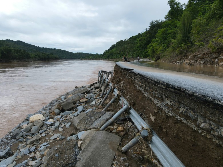 Nghệ An: Nhiều đoạn tr&ecirc;n quốc lộ 7 sạt lở nghi&ecirc;m trọng sau mưa lũ- Ảnh 11.