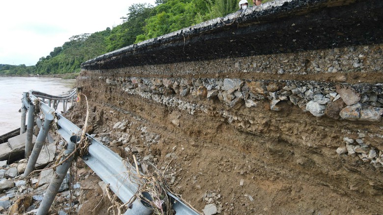 Nghệ An: Nhiều đoạn tr&ecirc;n quốc lộ 7 sạt lở nghi&ecirc;m trọng sau mưa lũ- Ảnh 12.
