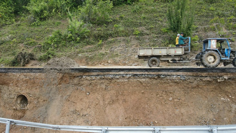 Nghệ An: Nhiều đoạn tr&ecirc;n quốc lộ 7 sạt lở nghi&ecirc;m trọng sau mưa lũ- Ảnh 7.