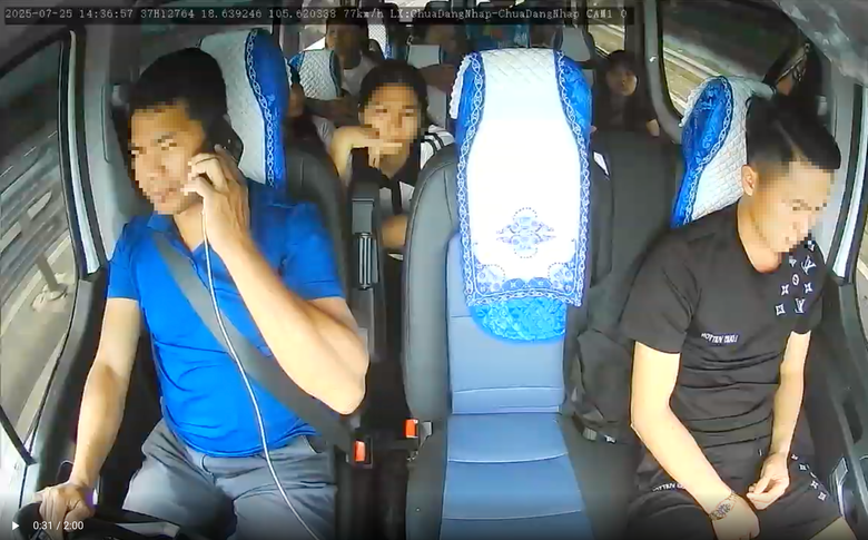Li&ecirc;n tiếp ph&aacute;t hiện xe kh&aacute;ch chạy sai h&agrave;nh tr&igrave;nh, d&ugrave;ng điện thoại khi chạy tr&ecirc;n cao tốc- Ảnh 2.