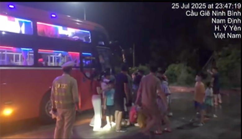 CSGT tạm giữ xe kh&aacute;ch của nh&agrave; xe T&acirc;n Kim Chi chở qu&aacute; số người tr&ecirc;n cao tốc- Ảnh 1.