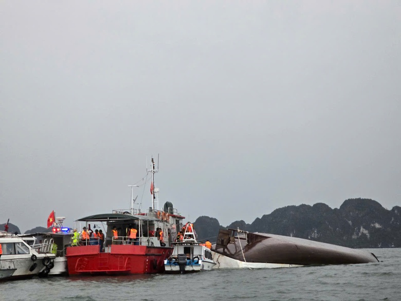 Quảng Ninh: Phát hiện thêm một thi thể, nghi là nạn nhân vụ lật tàu Vịnh Xanh 58- Ảnh 1. Quảng Ninh: Phát hiện thêm một thi thể, nghi là nạn nhân vụ lật tàu Vịnh Xanh 58- Ảnh 1.