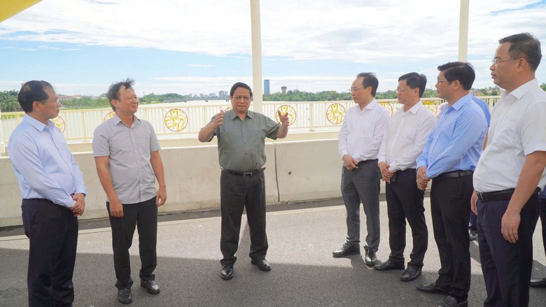 Thủ tướng Phạm Minh Ch&iacute;nh: Khai th&aacute;c hiệu quả hai bờ s&ocirc;ng Hương, ph&aacute;t triển nh&agrave; ở x&atilde; hội- Ảnh 1.