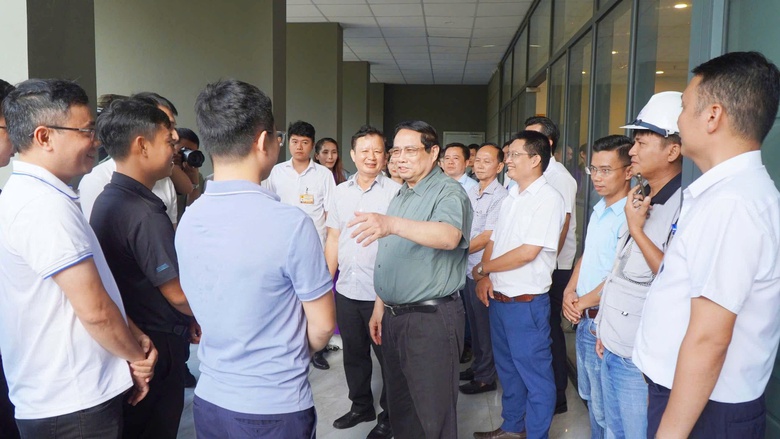 Thủ tướng Phạm Minh Ch&iacute;nh: Khai th&aacute;c hiệu quả hai bờ s&ocirc;ng Hương, ph&aacute;t triển nh&agrave; ở x&atilde; hội- Ảnh 2.