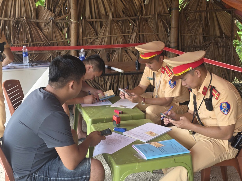 CSGT dừng xe kiểm tra ma t&uacute;y, nồng độ cồn với t&agrave;i xế xe kh&aacute;ch ở nhiều địa phương- Ảnh 4.