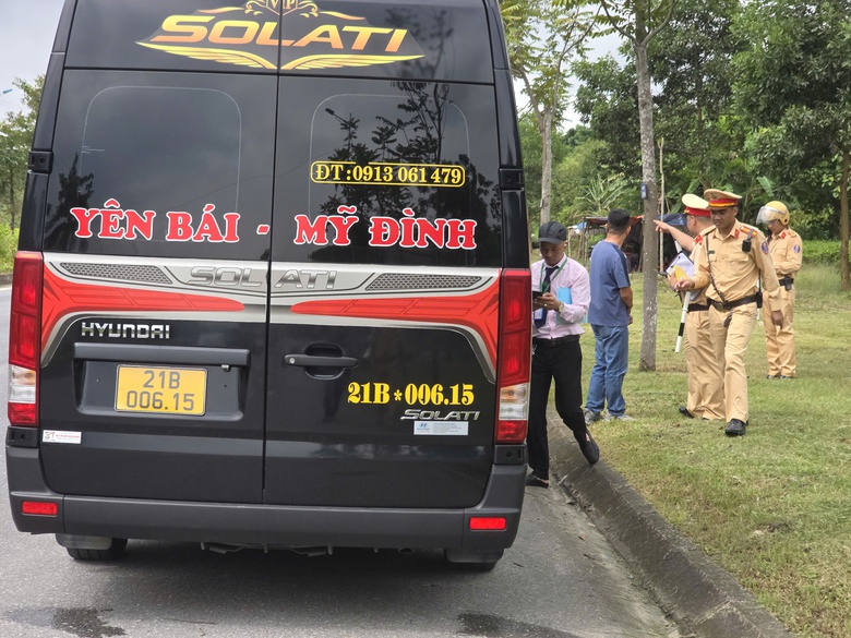 CSGT dừng xe kiểm tra ma t&uacute;y, nồng độ cồn với t&agrave;i xế xe kh&aacute;ch ở nhiều địa phương- Ảnh 1.