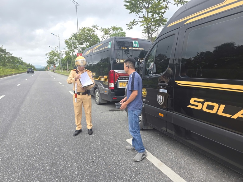 CSGT dừng xe kiểm tra ma t&uacute;y, nồng độ cồn với t&agrave;i xế xe kh&aacute;ch ở nhiều địa phương- Ảnh 5.