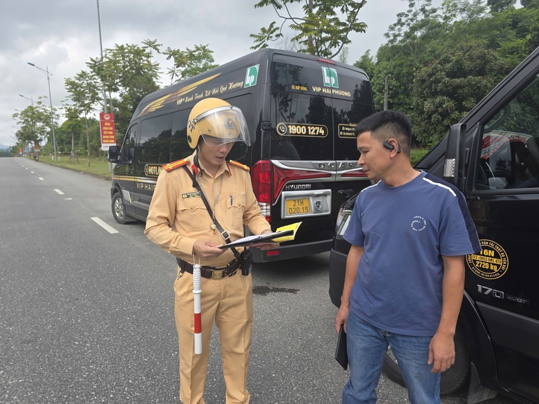CSGT dừng xe kiểm tra ma t&uacute;y, nồng độ cồn với t&agrave;i xế xe kh&aacute;ch ở nhiều địa phương- Ảnh 2.