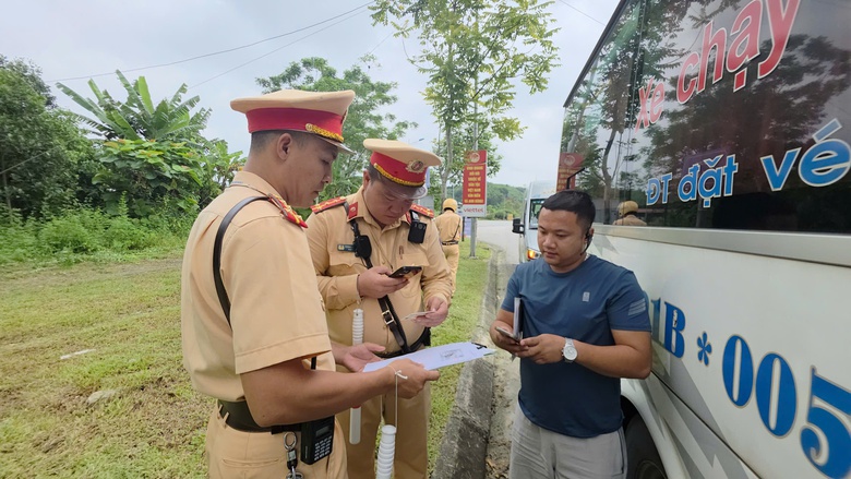 CSGT dừng xe kiểm tra ma t&uacute;y, nồng độ cồn với t&agrave;i xế xe kh&aacute;ch ở nhiều địa phương- Ảnh 3.