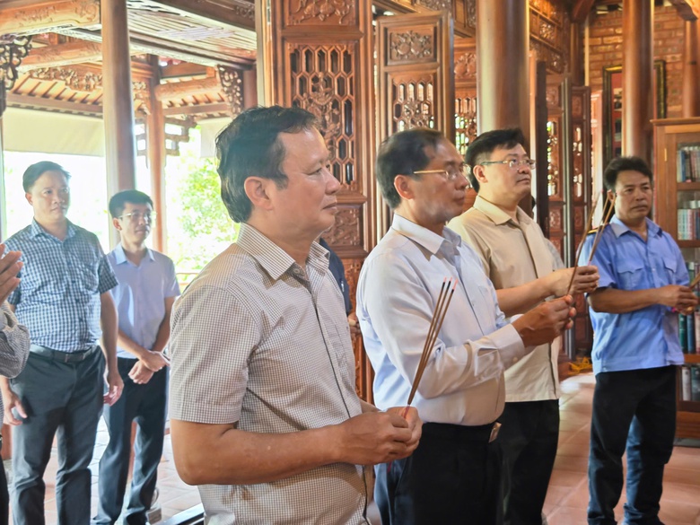 Phó Thủ tướng Bùi Thanh Sơn dâng hương tưởng niệm Đại tướng Lê Đức Anh- Ảnh 2. Phó Thủ tướng Bùi Thanh Sơn dâng hương tưởng niệm Đại tướng Lê Đức Anh- Ảnh 2.