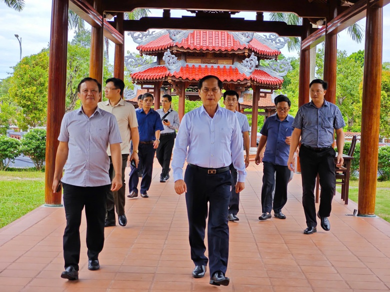 Phó Thủ tướng Bùi Thanh Sơn dâng hương tưởng niệm Đại tướng Lê Đức Anh- Ảnh 1. Phó Thủ tướng Bùi Thanh Sơn dâng hương tưởng niệm Đại tướng Lê Đức Anh- Ảnh 1.