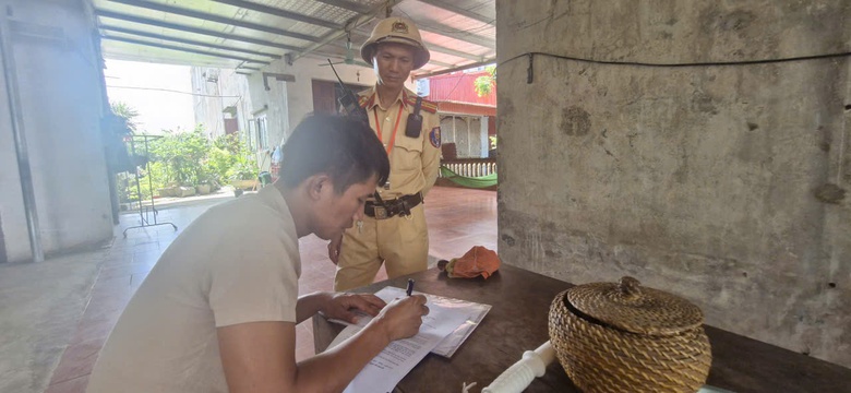 CSGT dừng xe kiểm tra ma t&uacute;y, nồng độ cồn với t&agrave;i xế xe kh&aacute;ch ở nhiều địa phương- Ảnh 14.