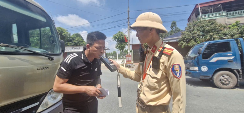 CSGT dừng xe kiểm tra ma t&uacute;y, nồng độ cồn với t&agrave;i xế xe kh&aacute;ch ở nhiều địa phương- Ảnh 8.