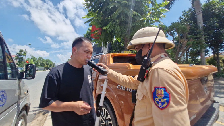 CSGT dừng xe kiểm tra ma t&uacute;y, nồng độ cồn với t&agrave;i xế xe kh&aacute;ch ở nhiều địa phương- Ảnh 16.