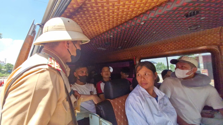 CSGT dừng xe kiểm tra ma t&uacute;y, nồng độ cồn với t&agrave;i xế xe kh&aacute;ch ở nhiều địa phương- Ảnh 13.