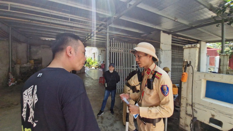 CSGT dừng xe kiểm tra ma t&uacute;y, nồng độ cồn với t&agrave;i xế xe kh&aacute;ch ở nhiều địa phương- Ảnh 11.